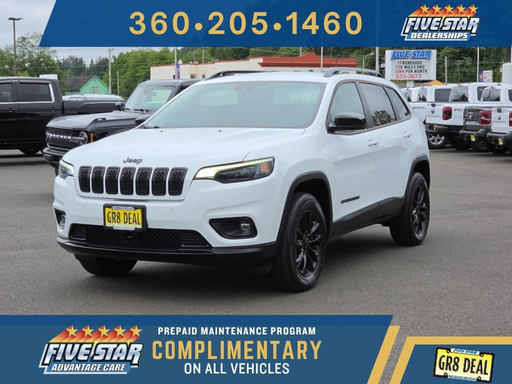2023 Jeep Cherokee Altitude Lux in Bright White Clearcoat — front three-quarter view
